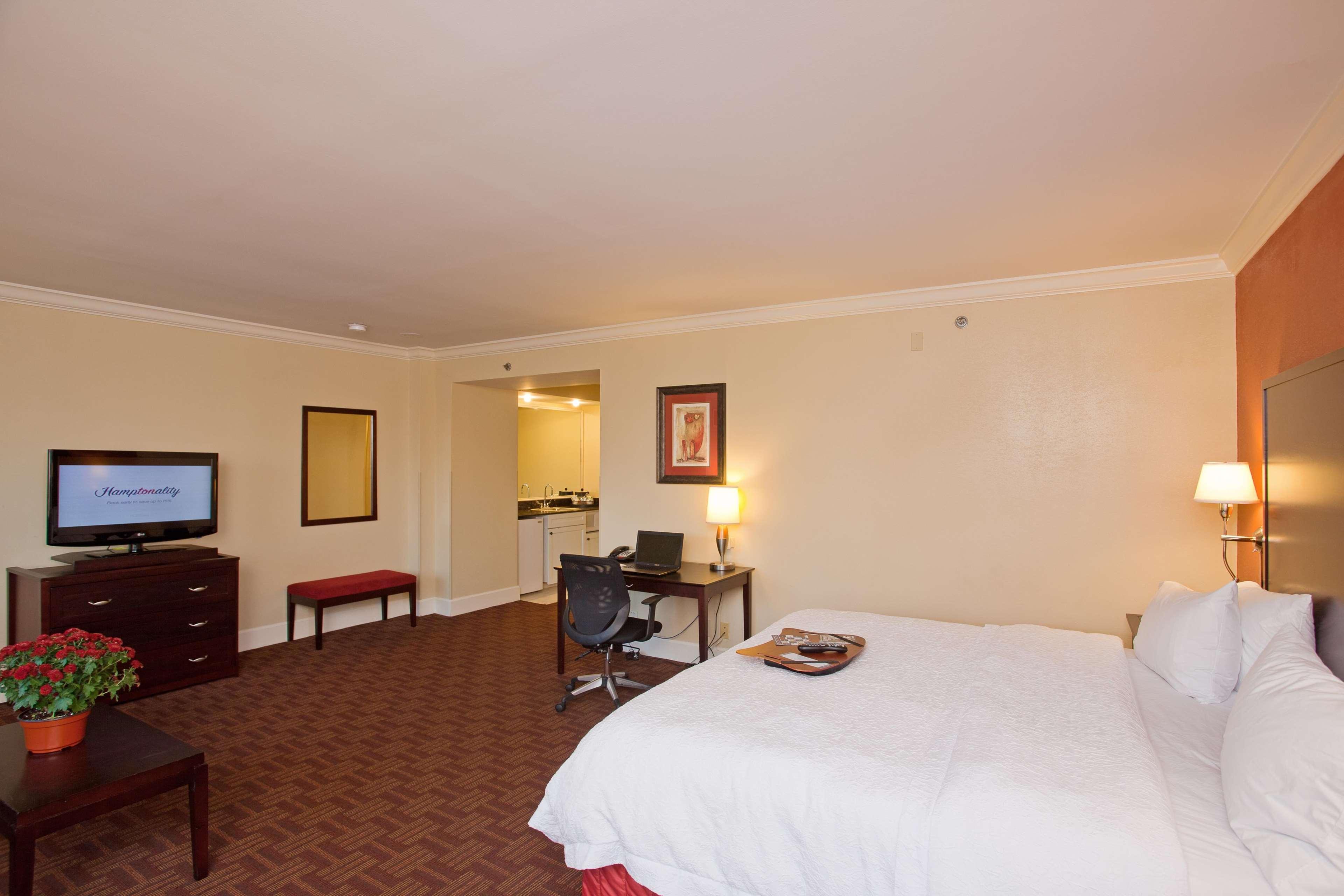 Hampton Inn & Suites Stamford Exterior photo